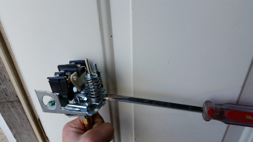 switch-with-screwdiver